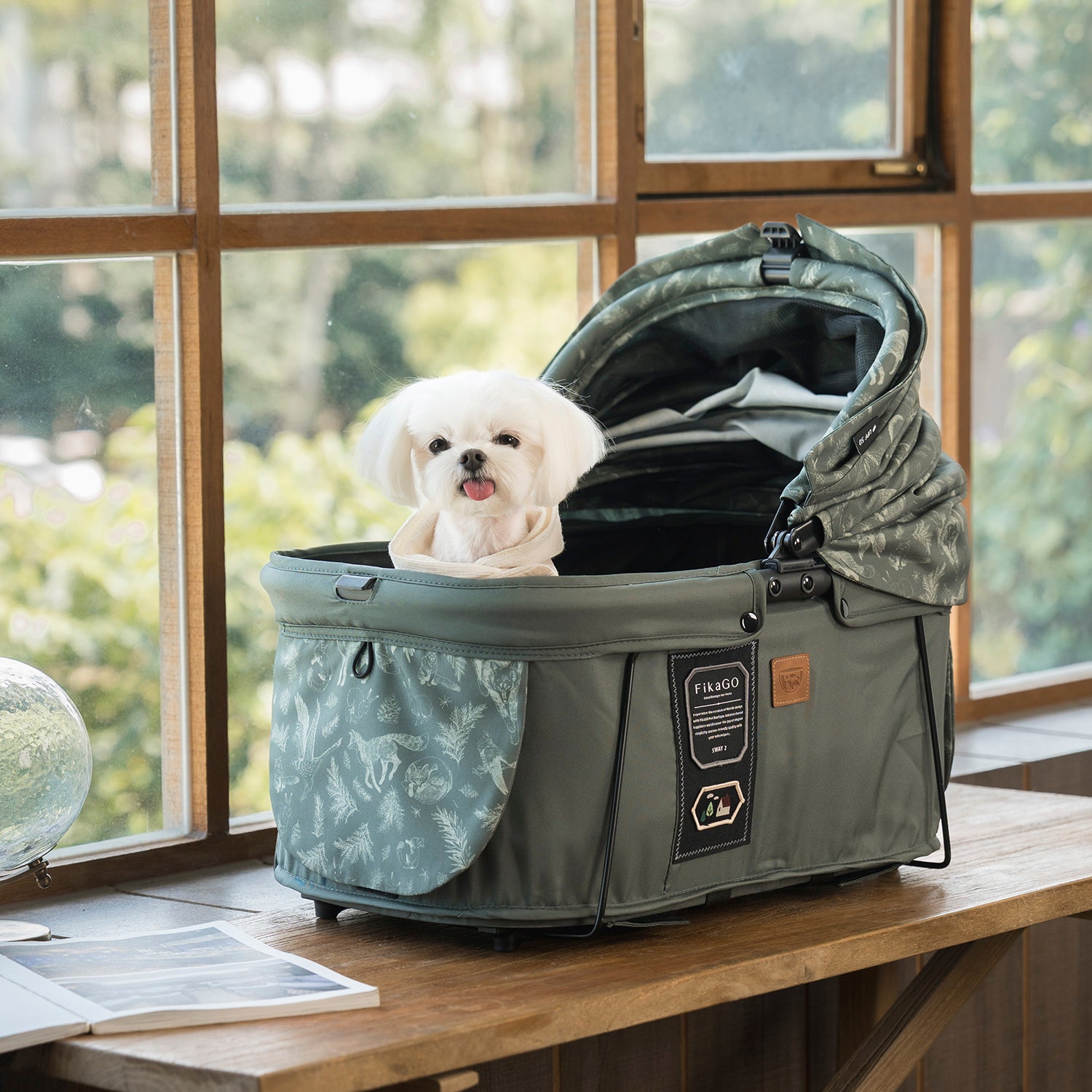 FikaGO SWAY 2 pet carrier with a dog in three-quarter view in oslo forest green