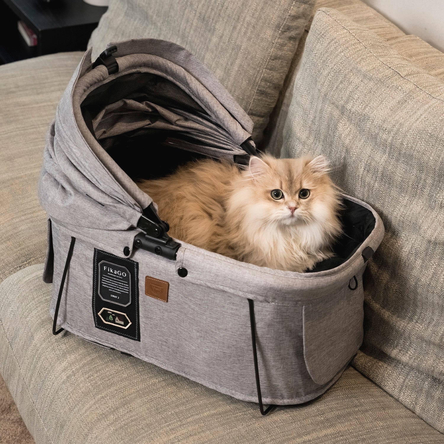 FikaGO SWAY 2 pet carrier with a cat in three-quarter view in grey