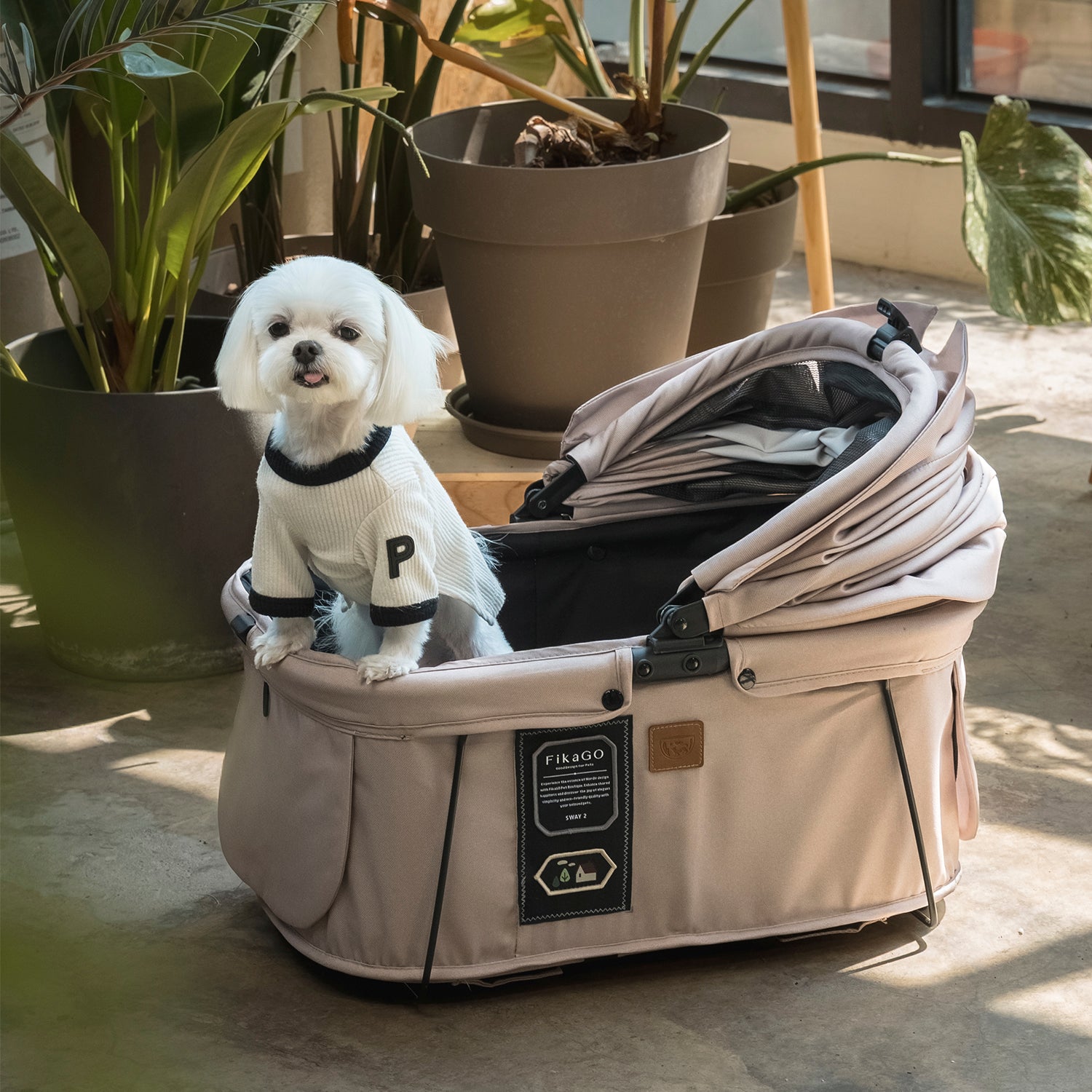 FikaGO SWAY 2 pet carrier with a dog in three-quarter view in beige