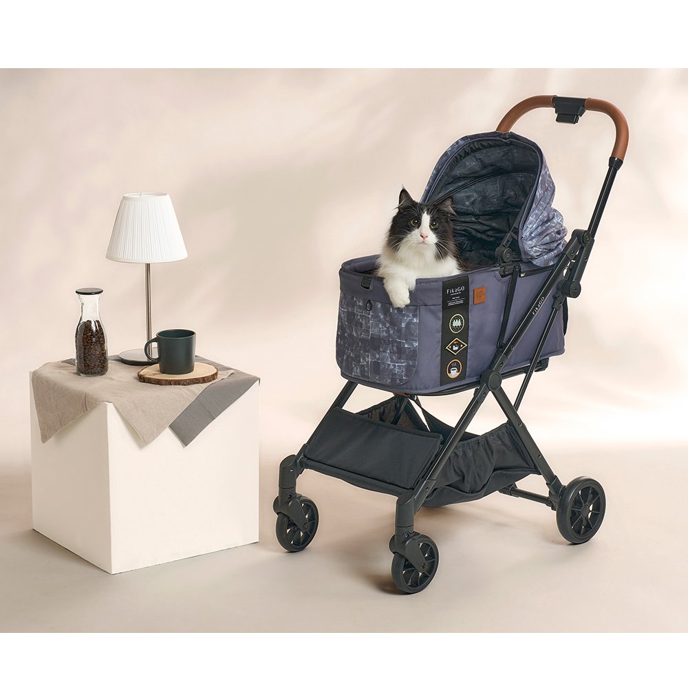 FikaGO FREE TO GO 2 pet stroller with a cat in three-quarter view in avenue59